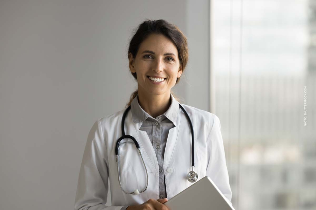 cannabis-arzt-arztin-lachen-foyer-behandlung-termin