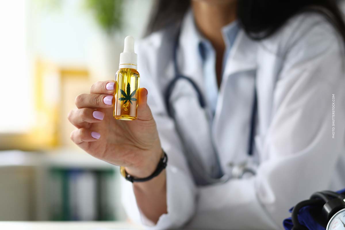 Cannabis Doctor Doktorin Zeigt Extract Weed Grass 20