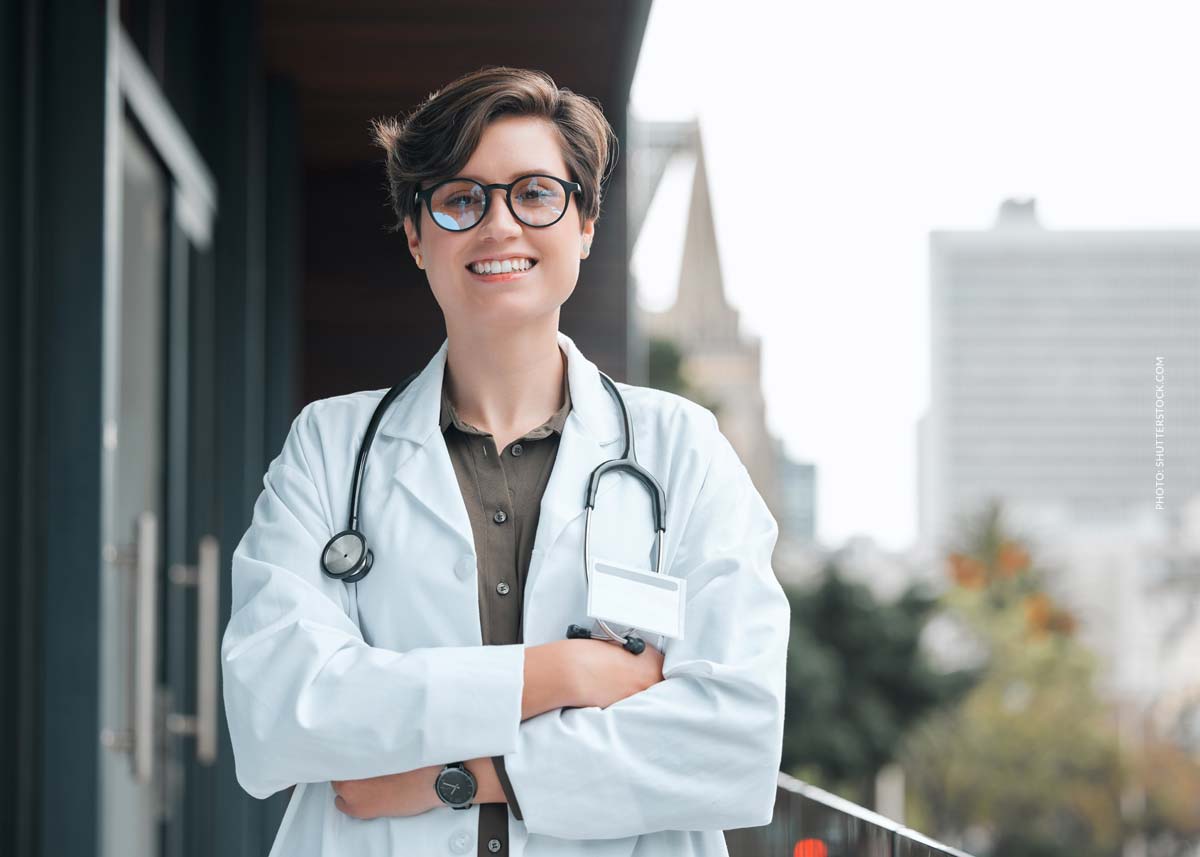 Cannabis Doctor Gelande Team Draussen Krankenhaus Facharztin Pain