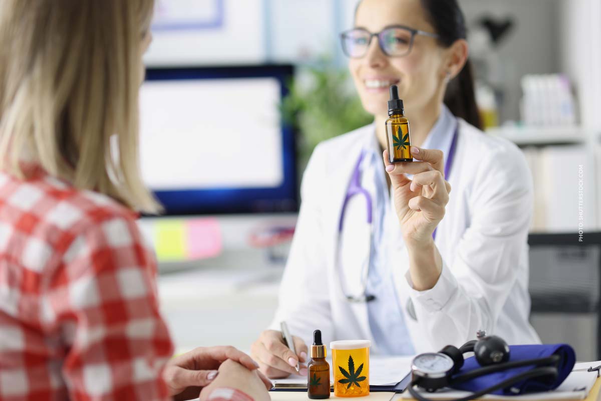 Cannabis Doctor Therapie Munchen Doktorin Extract Thc Lacht