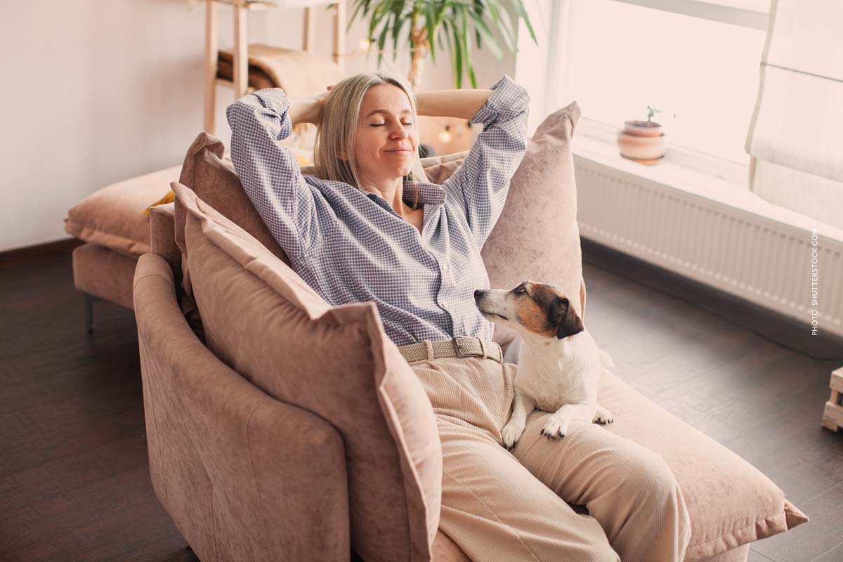 Medizinisches Cannabis Lieferung Frau Hund Ruhe Adhs Krankheit